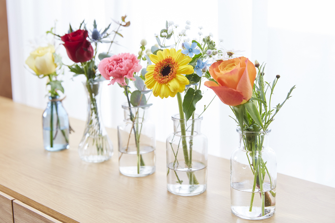 bloomeeギフトのロクシタン シアハンドクリームと季節のお花を