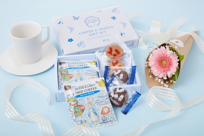 bloomeeギフトのピーターラビット お花とスイーツのセットを贈る
