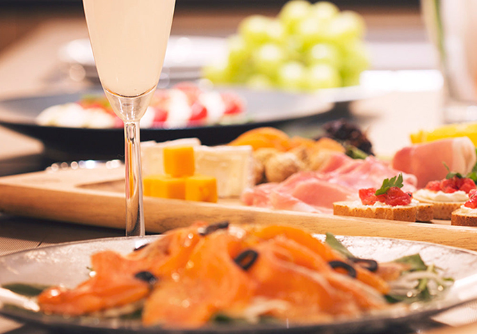 HINEMOSのドライスパークリング日本酒 ROKUJI(PM6:00)を贈る